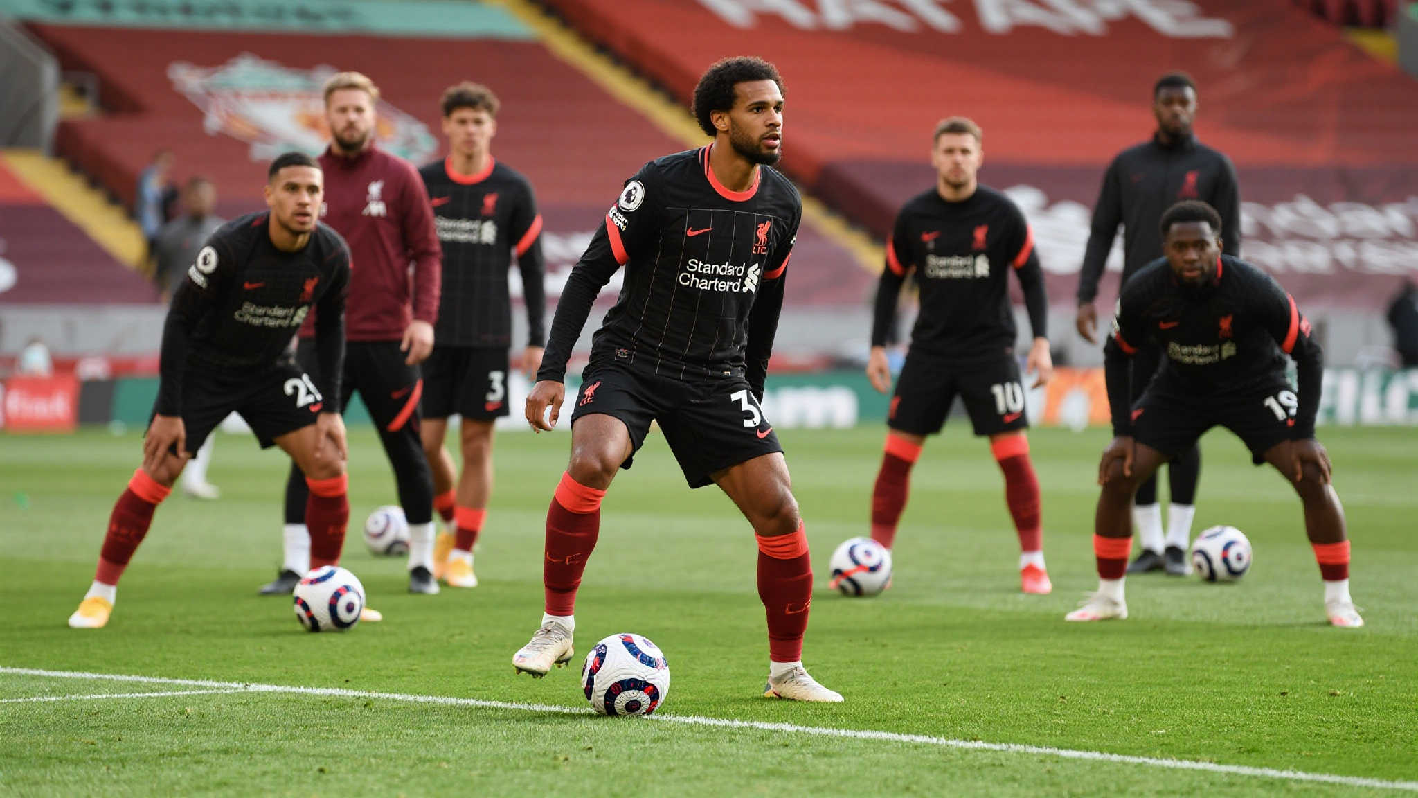 纵观目前阵容框架，中前卫接连开启洗牌动作，包括法比